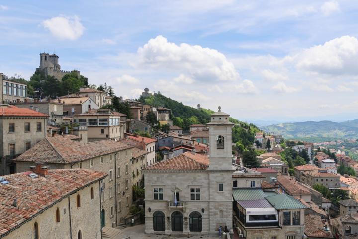 Vom Dach des Palazzo Pubblico hat man eine schöne Aussicht auf alle drei mittelalterlichen Wehrtürme auf den Gipfeln des Monte Titano