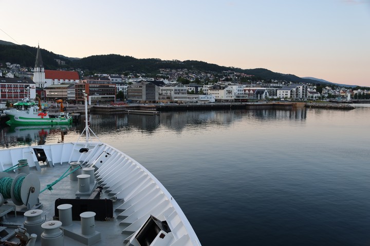 Die MS Nordnorge der Reederei Hurtigruten Norwegen macht auf der nordwärtsgehenden Tour auch einen 30-minütigen Halt in der Rosenstadt Molde
