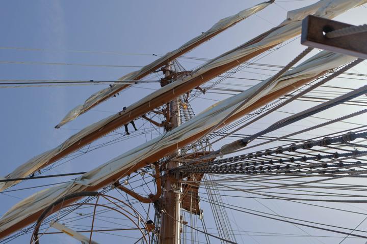 Das Klettern in den Fockmast, um die Segel zu setzen, ist eine herausfordernde Aufgabe, die sowohl Geschicklichkeit als auch Mut erfordert