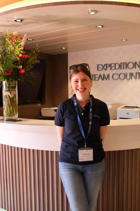 Die Operations Managerin Timea Kovacs steht mit ihrem Team den Reisenden an Bord zur Verfügung