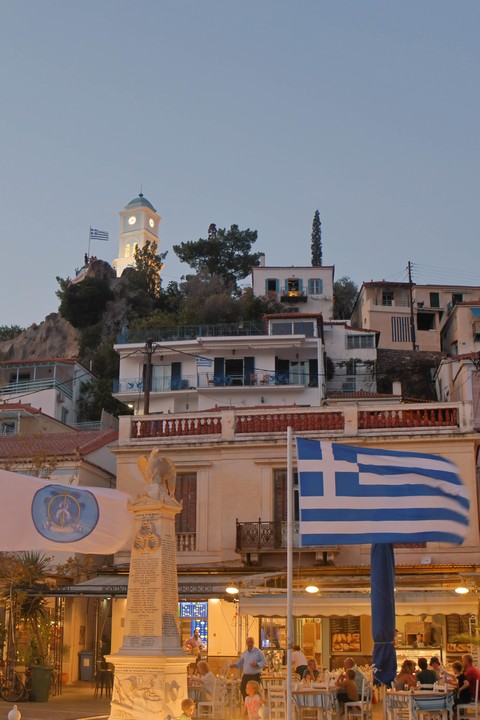 Hoch über Poros-Stadt steht ein markanter Uhrturm, der im Jahr 1927 errichtet wurde
