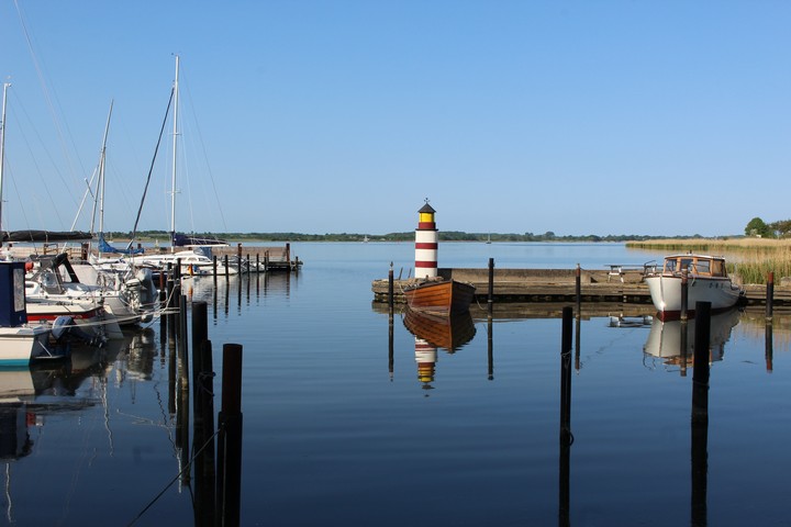 Den kleinen Hafen von Stexwig ziert ein „Leuchtturm“. Die Schlei ist an dieser Stelle nur 280 Meter breit
