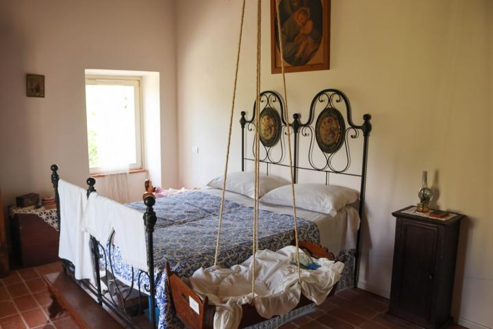 Zeitreise in vergangene Zeiten: Im Museum bäuerlicher Tradition zeigt dieses authentisch eingerichtete Schlafzimmer mit hängender Wiege die enge Verbindung von Familie, Handwerk und Heimat
