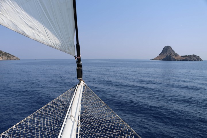 Die Insel Modi befindet sich circa einen Kilometer östlich der Insel Poros im Süden des Saronischen Golfs
