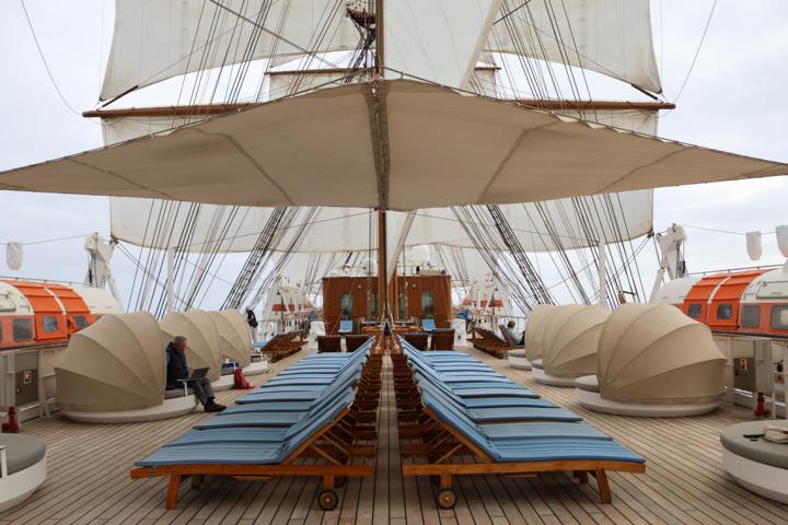 Auf dem Sonnendeck der Windjammer Sea Cloud Spirit befinden sich Liegestühle und Sonnenliegen in ausreichender Anzahl