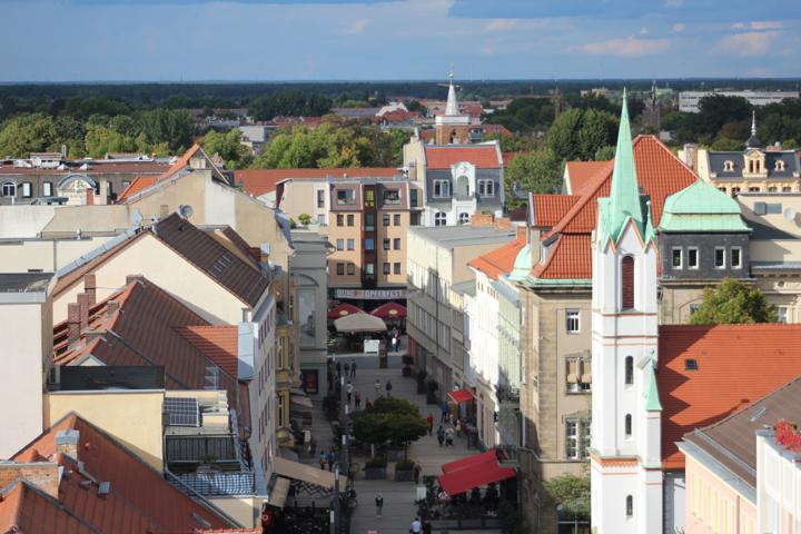 Blick vom Spremberger Turm auf die ehemalige französisch-reformierte Schlosskirche in Cottbus