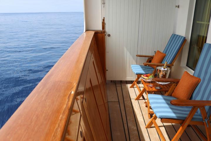 Die Sea Cloud Spirit hat 69 Außenkabinen. Davon 22 Junior-Suiten und 3 Suiten jeweils mit eigenem Balkon