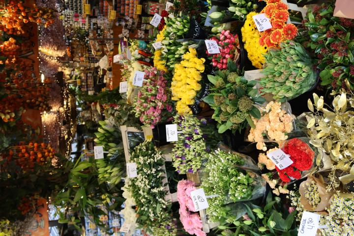 Der schwimmende Blumenmarkt am Ende der Kalverstraat ist ein bei Touristen äußerst beliebter Markt in Amsterdam