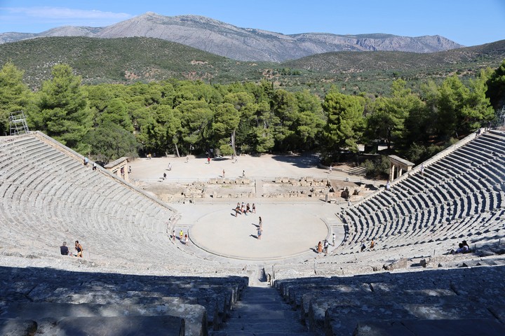 Das antike Theater von Epidauros liegt in sanfter Landschaft. ...