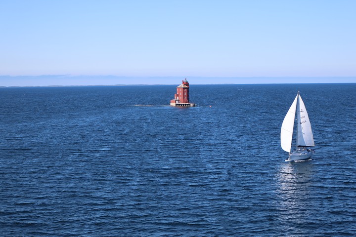 Leuchttürme wie „Kjeungskjær Fyr“ sieht man viele, wenn man mit Hurtigruten auf der norwegischen Postschifflinie unterwegs ist