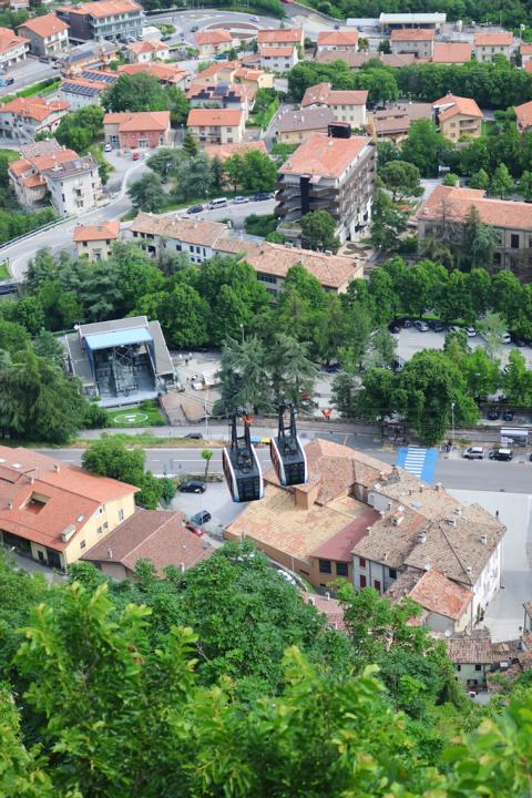 In nur zwei Minuten bringt die Seilbahn (Funivia di San Marino) Besucher von Borgo Maggiore in die historische Altstadt. Bei klarer Sicht reicht der Blick bis Rimini und zur Adria