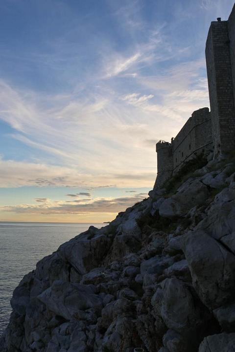 ... und auf den Sonnenuntergang sowie auf die Stadtmauer