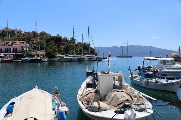 Vathi ist ein kleines Fischerörtchen auf der Halbinsel Méthana mit einer schönen Marina