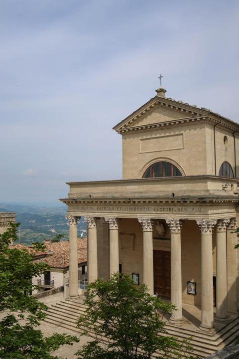 Majestätisch in die historische Kulisse der Altstadt eingebettet: die neoklassizistische Basilika des Heiligen Marinus. Ab 1826 erbaut, wurde sie 1855 nach Plänen von Antonio Serra geweiht
