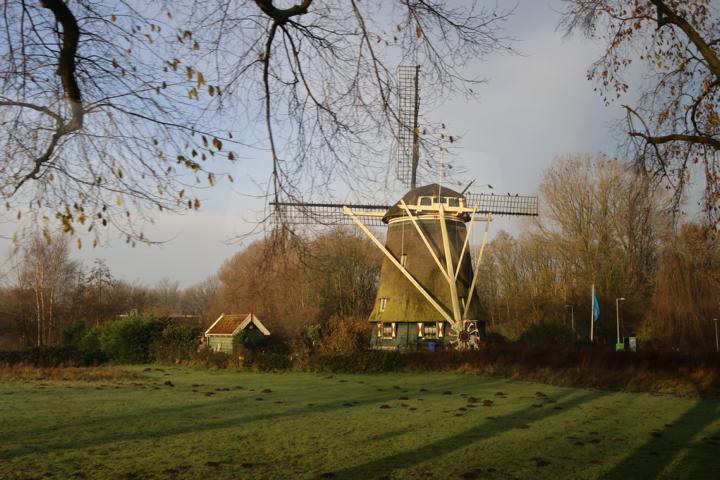 Die Riekermühle aus dem Jahr 1636 ist eine historische Entwässerungswindmühle nahe Amsterdam am Ufer der Amstel