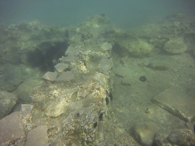 Am Strand Kalymnios liegt ein Teil der versunkenen antiken Stadt Epidaurus nicht besonders tief unter der Wasseroberfläche