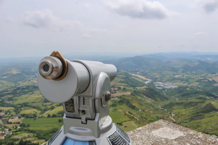 Für einen Euro wird der Blick durch das Münzfernrohr auf der Seilbahn-Bergstation frei: Hier öffnet sich das sanfte Hügelmeer der Romagna – eine Region Norditaliens