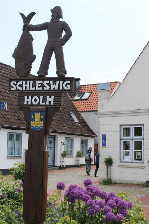 Touristisches Hinweisschild zum Holm. Die Schleswiger Fischersiedlung entstand etwa im Jahr 1000