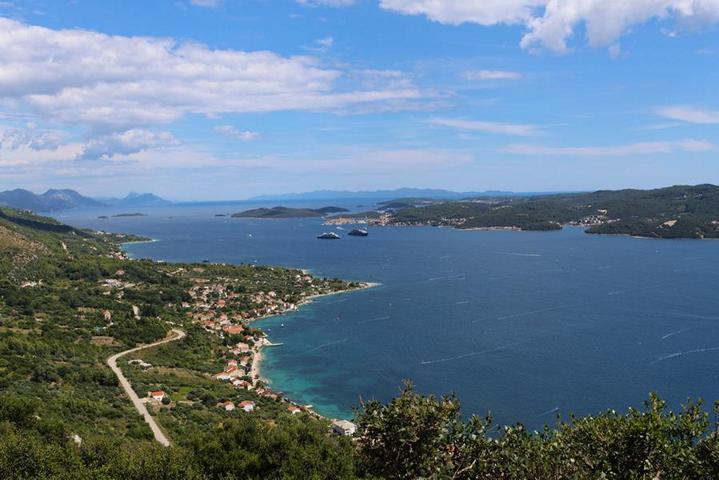Vom 173 Meter hohen Aussichtspunkt über Kroatiens Kitesurf- und Windsurf-Mekka Viganj auf der Halbinsel Pelješac ...