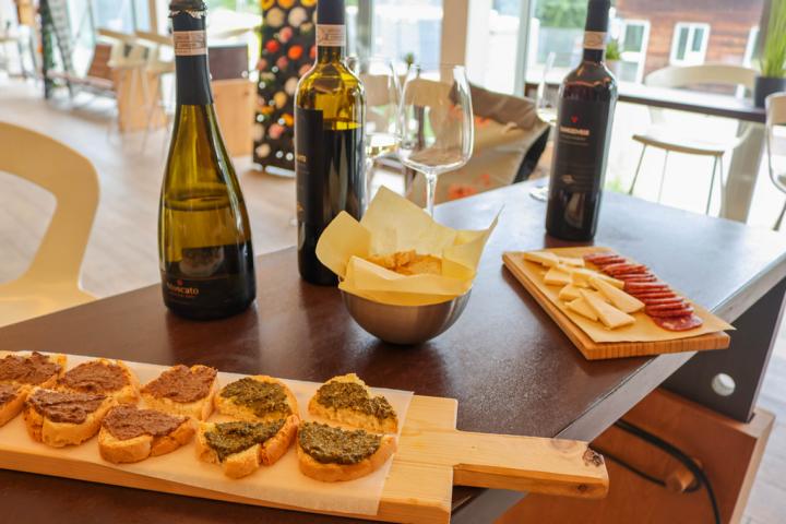 Für Genießer: Im „Consorzio Vini di San Marino" locken private Degustationen mit erlesenen lokalen Weinen und regionalen Häppchen