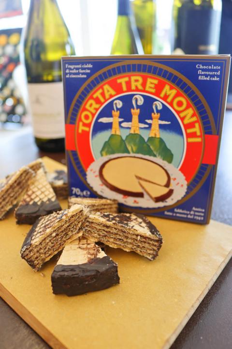 Beliebtes Mitbringsel: Die „Torta Tre Monti" ist ein geschichteter Kuchen aus dünnen Waffeln, bestrichen mit Schokoladen- oder Haselnusscreme und umhüllt von Schokoladenganache
