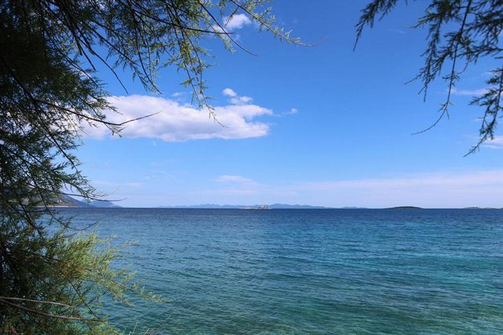 Die Halbinsel Pelješac mit ihren wunderschönen azurblauen Küstenabschnitten ist von Sand- und Kiesstränden gesäumt