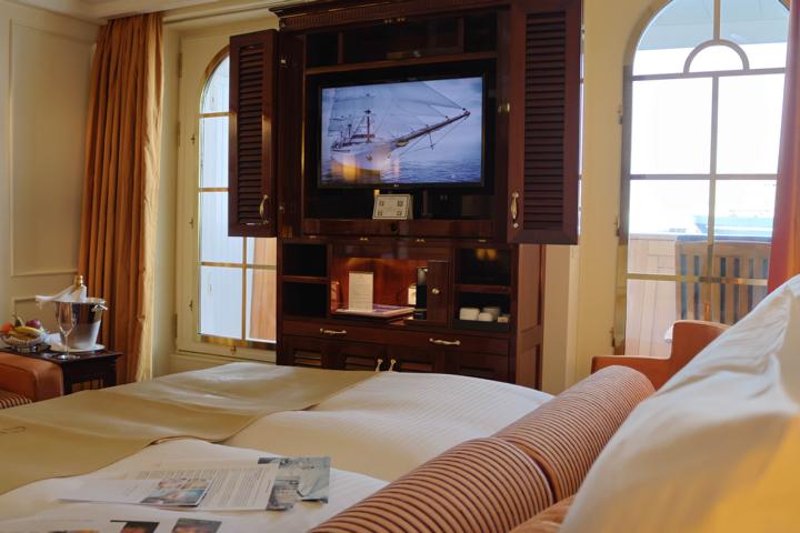 Alle Kabinen sind mit einem Fernsehgerät mit „Video on Demand“ für Filme, einem Direktwahl-Telefon, einer Minibar sowie einem Safe ausgestattet