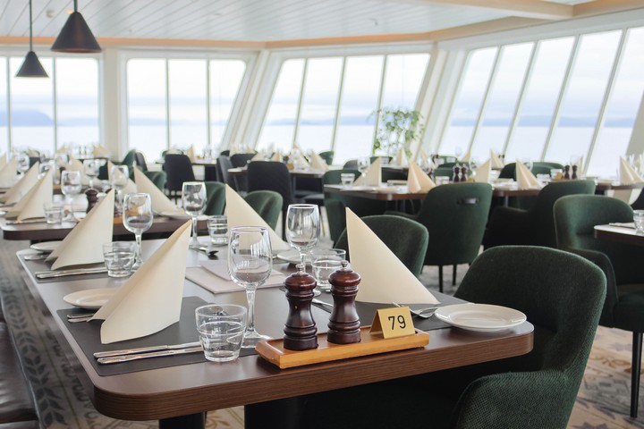 Am Heck der MS Nordnorge befindet sich das Hauptrestaurant Torget. Zum Frühstück, Mittag- und Abendessen werden regionale Speisen vom Land und aus dem Meer angeboten