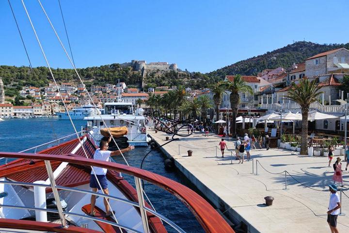 Die MS Amore mach fest im Hafen der Stadt Hvar, dem Hauptort der gleichnamigen Ferieninsel in der Adria an