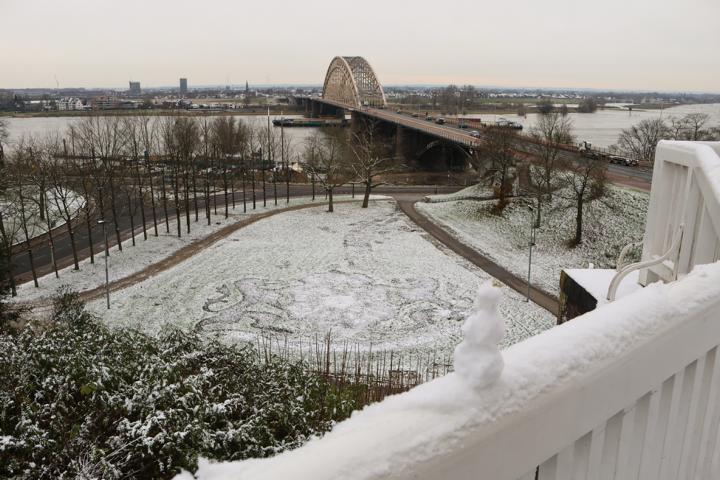 Die Waalbrücke hat eine Gesamtlänge von 604 Meter und überspannt in der niederländischen Stadt Nijmegen die Waal, dem stark befahrenen Hauptmündungsarm des Rheins im Rhein-Maas-Delta