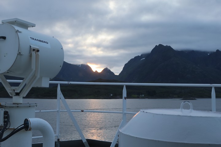 Schon die mitternächtliche Einfahrt in den Trollfjord wird im Licht der Mitternachtssonne zu einem spektakulären Schauspiel