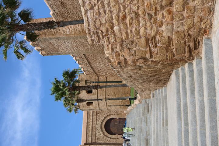 Die Sonne brennt auf die alten Mauern der Kasbah des Oudaïas