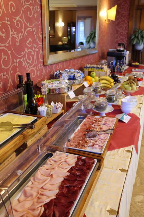 Im stilvollen Frühstücksraum des Titano Suites Hotel erwartet Gäste ein abwechslungsreiches Buffet mit frischen Spezialitäten und regionalem natives Olivenöl