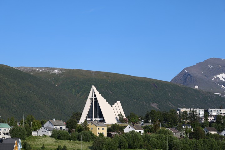 Die Eismeerkathedrale in Tromsø hatte zur Eröffnung eine 140 qm große klare Glasfront