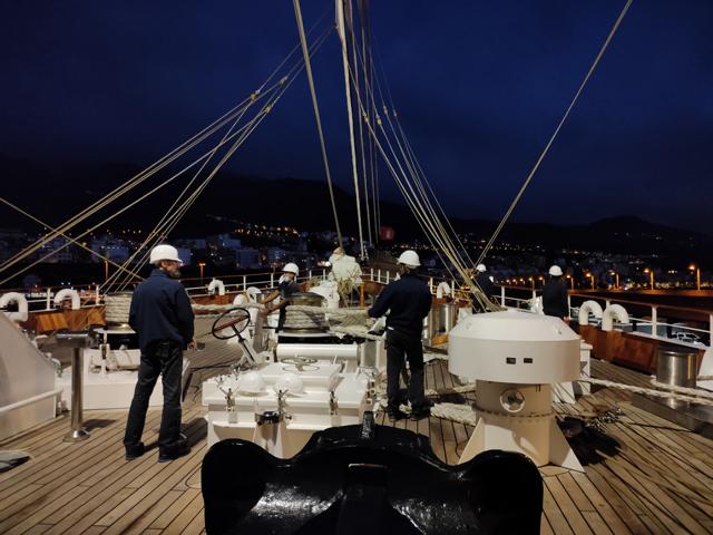 Die Sea Cloud Spirit legt in aller Frühe in Santa Cruz auf La Palma an