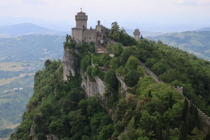 Der zweite Turm Cesta (auch Fratta genannt) hoch oben auf dem Monte Titano erhebt sich eindrucksvoll über San Marino
