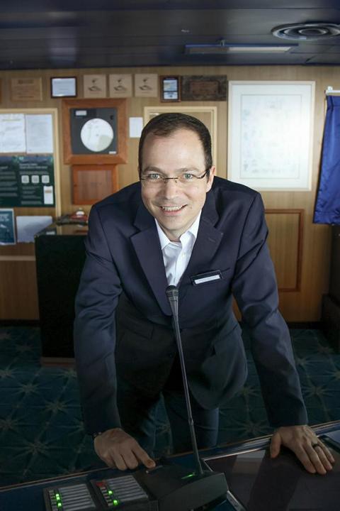Der Kreuzfahrtdirektor Michael Schuller informiert von der Brücke aus die Gäste über spannende Neuigkeiten und bevorstehende Erlebnisse an Bord