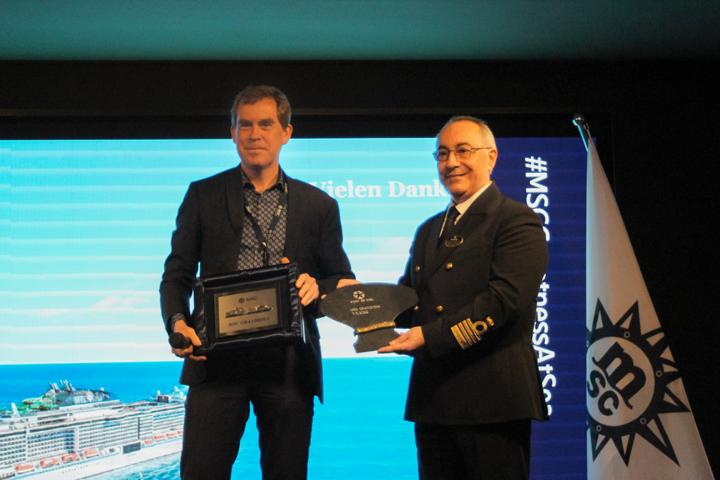 Austausch der Hafen- u. Schiffsplaketten zw. Kiels OB Kämpfer u. dem Kapitän Pontecorvo (v. l.)