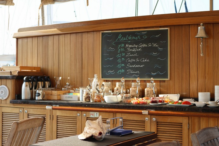 Alle Speisen und Getränke an Bord der RHEA werden bei gutem Wetter im Außenbereich am Heck der Segelyacht gereicht