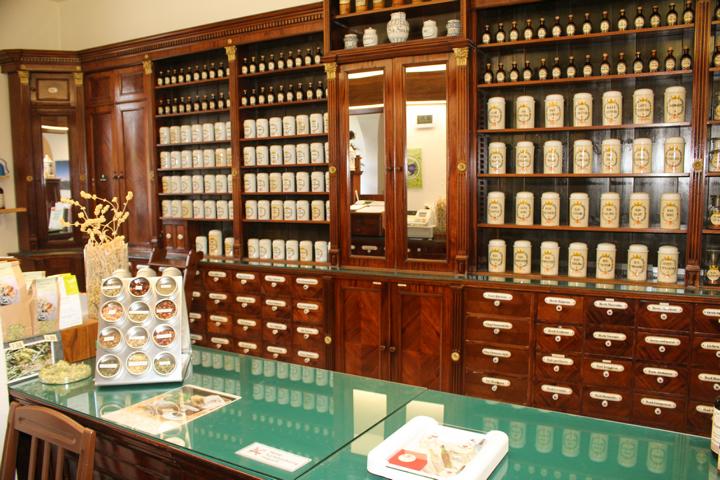 Brandenburgisches Apothekenmuseum am Altmarkt von Cottbus mit historischen Einrichtungsgegenständen