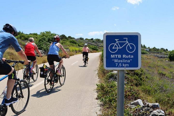 Auf der Strecke von Hvar nach Stari Grad folgt man verschiedenen ausgewiesene Fahrradrouten