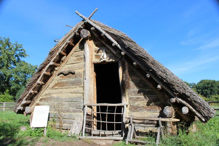 Die Häuser im mittelalterlichen Dorf Stary lud sind Nachbildungen slawischer archäologischer Zeugnisse etwa vom 7. Jh. bis zum 12. Jh.