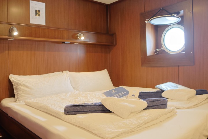 Auf der RHEA können 26 Gäste in 13 komfortablen klimatisierten Doppelkabinen – alle mit eigenem Bad – übernachten