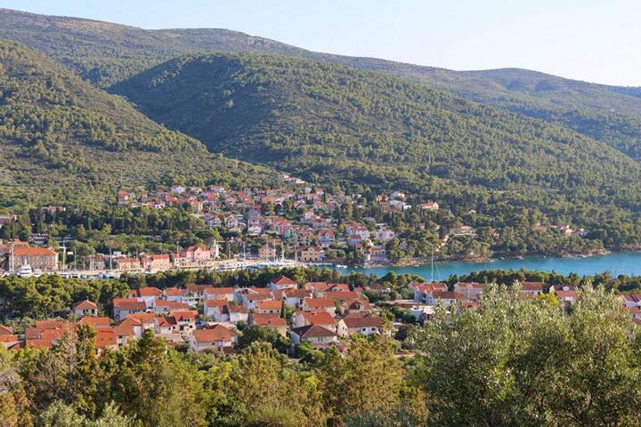 Die historische Stadt Stari Grad auf der sonnigsten adriatischen Insel Havar ist ein idealer Ausgangspunkt für Fahrradtouren und Spaziergänge