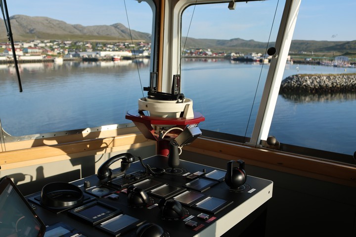 Vom Fahrstand der beiden Brückennocken auf der MS Nordnorge aus, steuert die nautische Besatzung das Schiff präzise beim An- und Ablegen