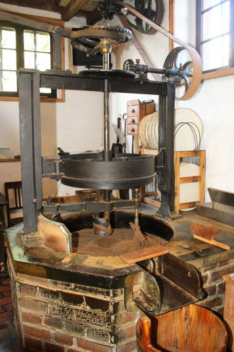 Durch das Rösten des Leinsamenschrotes entsteht der milde, leicht nussige Geschmack