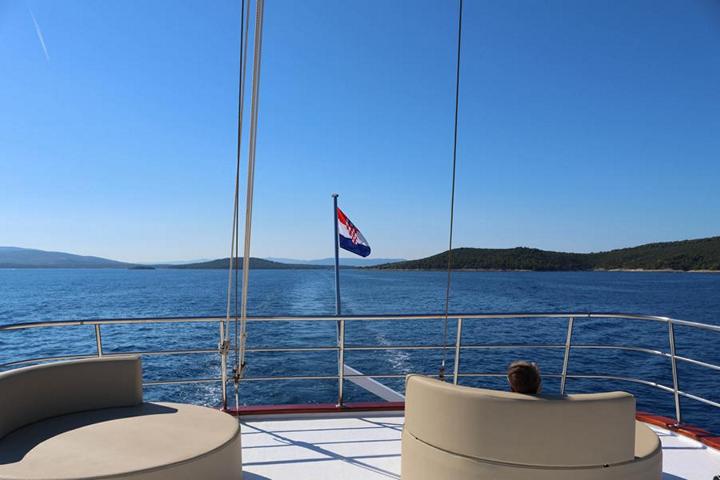 Vom großzügigen 280 m² Sonnendeck des Motorseglers Amore bietet sich ein atemberaubender Blick auf die Südwestküste der Insel Brač