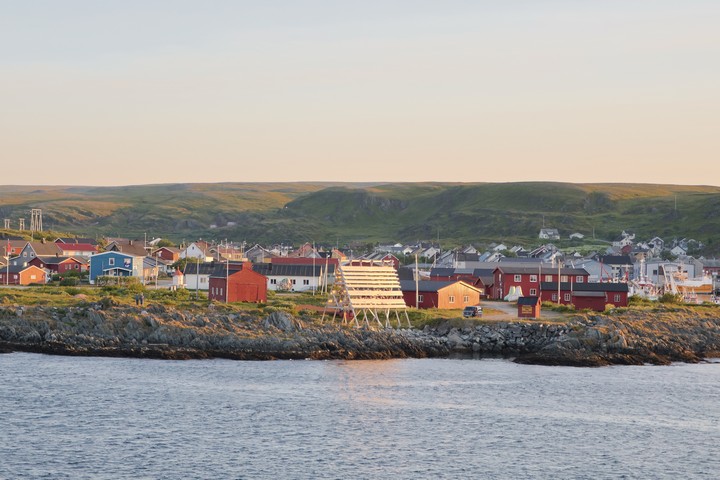 Auch in Berlevåg finden sich die typischen Holzgestelle. An ihnen wird der gefangene Kabeljau oder andere Dorscharten nach dem Fang von Kopf und Innereien befreit, gesäubert und mehrere Monate zum Trocknen aufgehängt