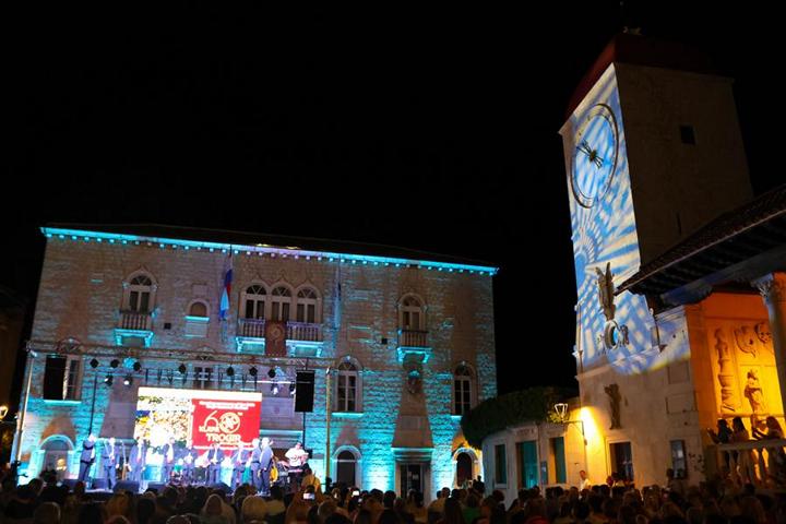 In Trogir jährte sich jüngst zum 54. Mal das Summer Festival. Zahlreiche Gebäude der Altstadt, die zum UNESCO-Weltkulturerbe zählt, sind bunt illuminiert