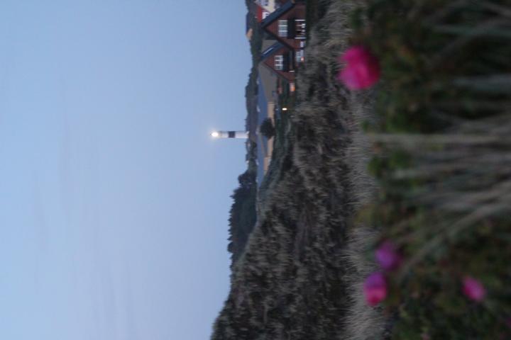 Von Wenningstedt aus ist der schwarzweiße Leuchtturm im Süden von Kampen gut zu erkennen